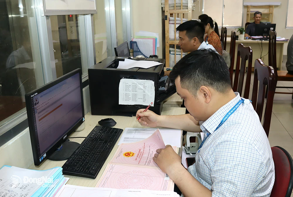 មន្ត្រី​ការិយាល័យ​ចុះបញ្ជី​ដី​ខេត្ត​អនុវត្ត​នីតិវិធី​ចេញ​សៀវភៅ​ក្រហម​ជូន​ប្រជាពលរដ្ឋ​។