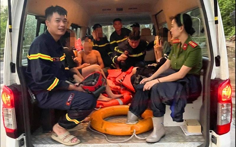 Lực lượng chức năng đã tiến hành tiếp cận và giải cứu thành công 11 học sinh bị mắc kẹt tại suối Cái (TP Hòa Bình, tỉnh Hòa Bình) và bàn giao cho gia đình.