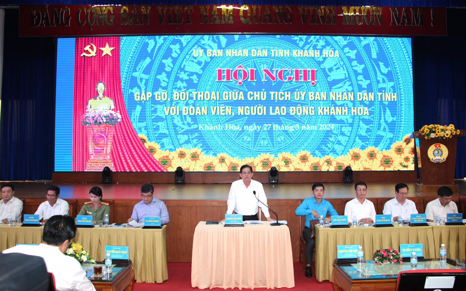 Comrade Nguyen Tan Tuan and leaders of departments, branches and sectors at the dialogue with workers in May 2024.