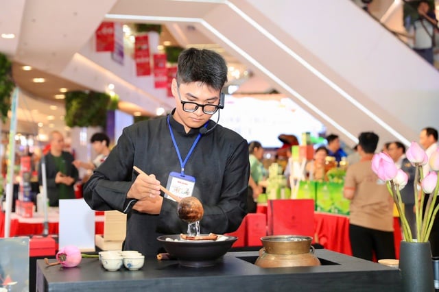 Bà Phan Thị Thắng tham quan gian hàng tại Chương trình 