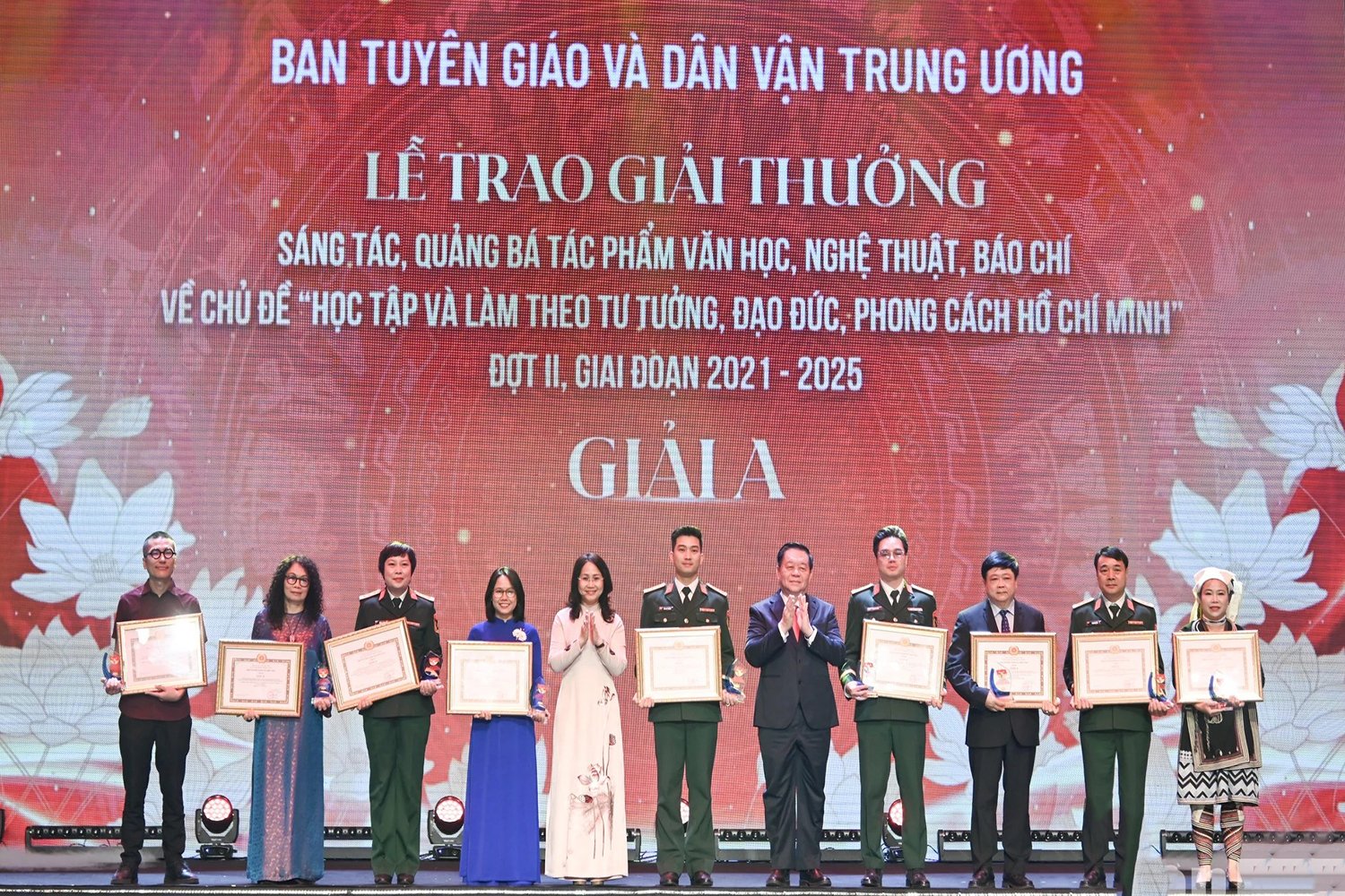 Lãnh đạo Ban Tuyên giáo và Dân vận Trung ương trao giải A tặng các tác giả, nhóm tác giả. Nguồn: Báo Nhân dân.
