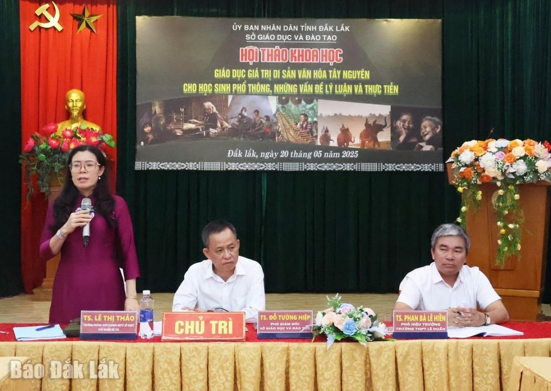 Các đại biểu chủ trì hội thảo.