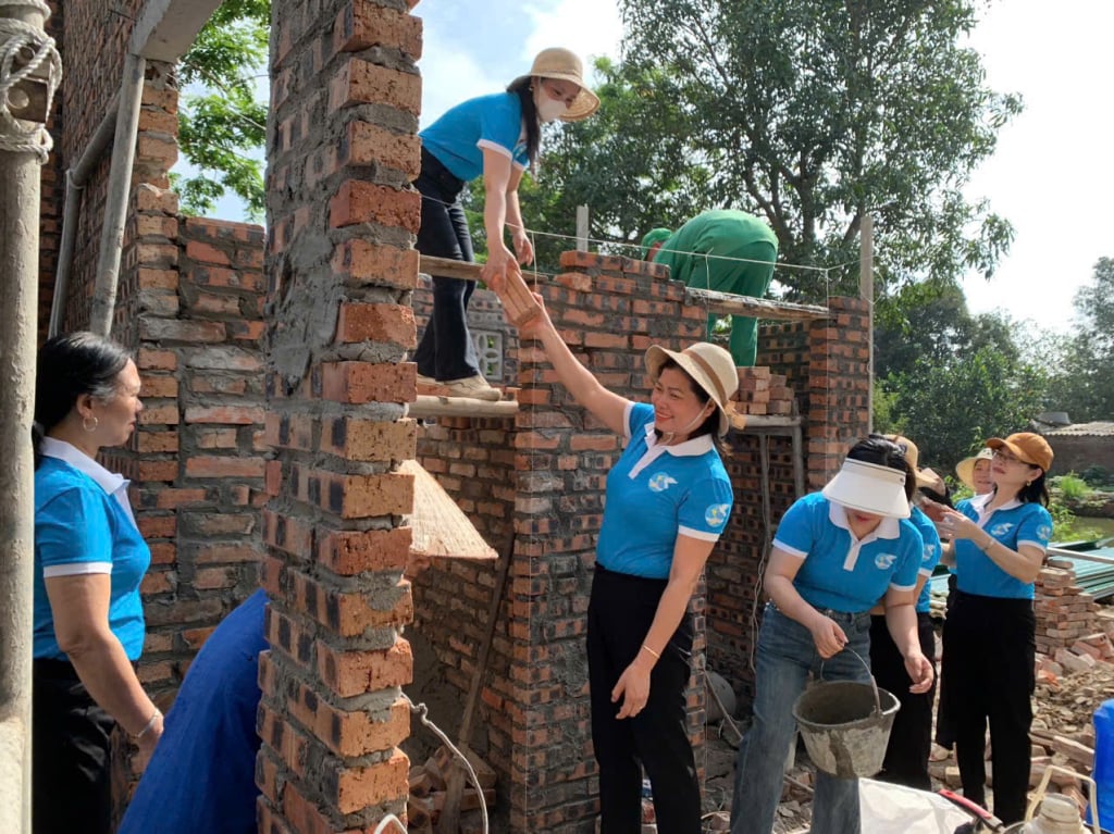 Cán bộ, hội viên Hội Liên hiệp phụ nữ thị xã Mỹ Hào ủng hộ ngày công lao động xây dựng “Nhà mái ấm tình thương” cho chị Khúc Thị Lan, xã Cẩm Xá