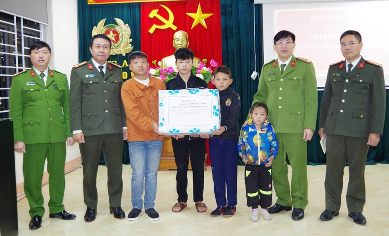 ចំណាប់អារម្មណ៍ក្រោយរយៈពេល៤ឆ្នាំនៃការអនុវត្តសកម្មភាពនយោបាយពិសេសក្នុងកម្លាំងនគរបាលខេត្ត Ha Giang រូបថតទី២