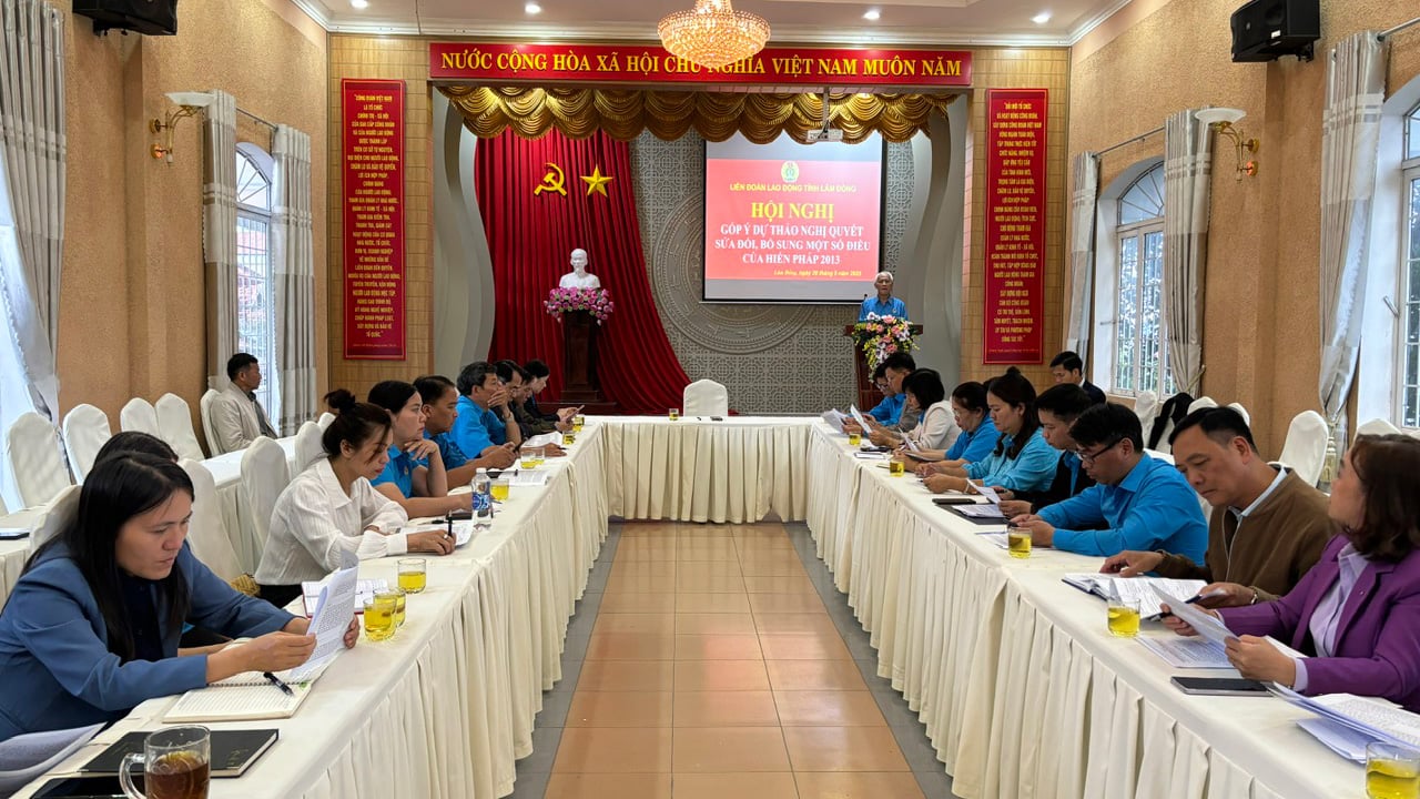 មន្ត្រី​សហជីព​បាន​រួម​ចំណែក​យ៉ាង​ខ្លាំង​ចំពោះ​សេចក្តី​ព្រាង​វិសោធនកម្ម និង​បន្ថែម​រដ្ឋធម្មនុញ្ញ​ឆ្នាំ​២០១៣