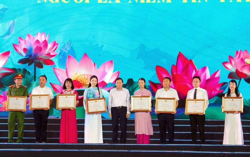 Chủ tịch UBND tỉnh Nghệ An Lê Hồng Vinh trao Bằng khen cho 11 đơn vị có nhiều đóng góp tích cực, hiệu quả trong công tác tổ chức Lễ hội Làng Sen năm 2025. Ảnh: Thiên Ý