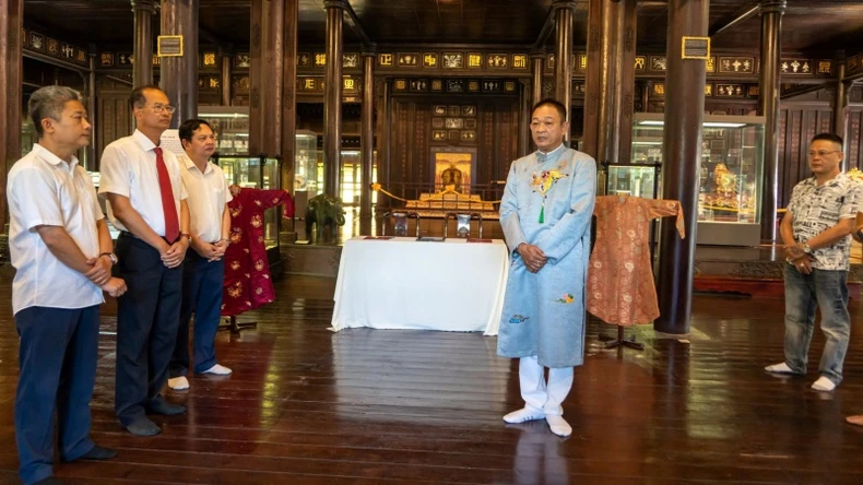 Trao tặng 2 chiếc áo dài của Hoàng Thái hậu Từ Cung cho Trung tâm Bảo tồn di tích cố đô Huế ảnh 1