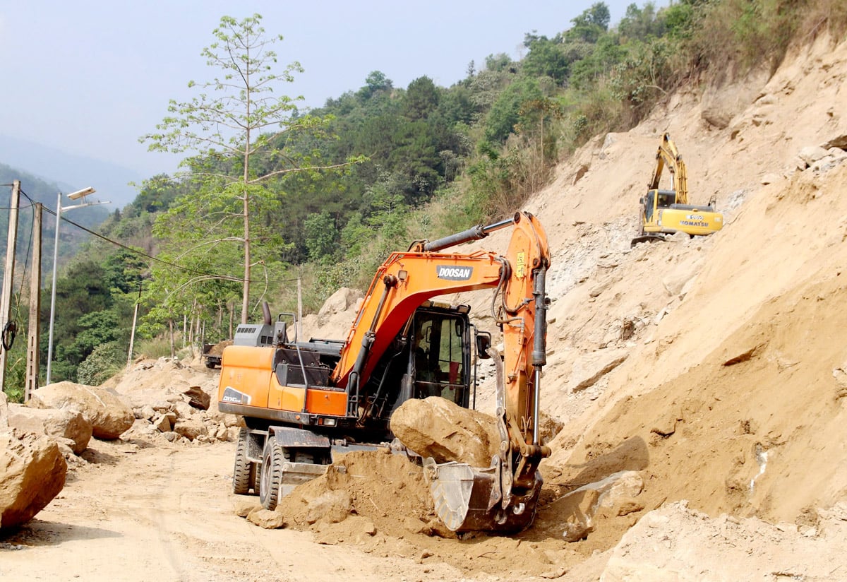 Đơn vị thi công nỗ lực khắc phục sạt lở đất trên tuyến đường ĐT.177, đảm bảo giao thông an toàn cho du khách trên hành trình khám phá vẻ đẹp của huyện Xín Mần. Ảnh: Thu Phương