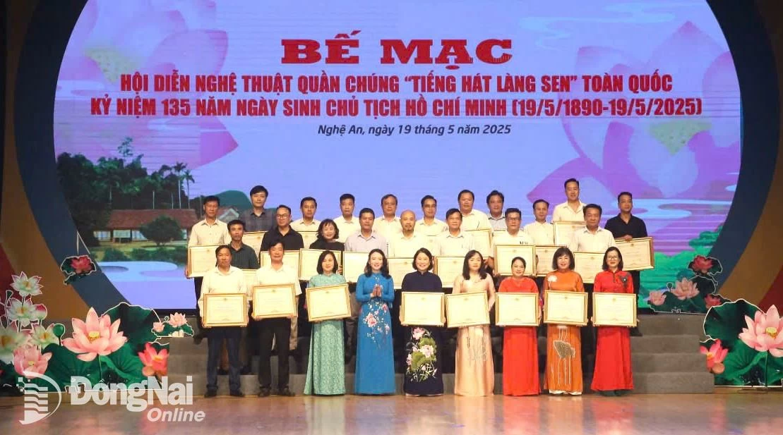 Đoàn nghệ thuật quần chúng Trung tâm Văn hóa - điện ảnh Đồng Nai (hàng đầu tiên, thứ 3, từ trái qua) đón nhận bằng khen từ UBND tỉnh Nghệ An. Ảnh: CTV