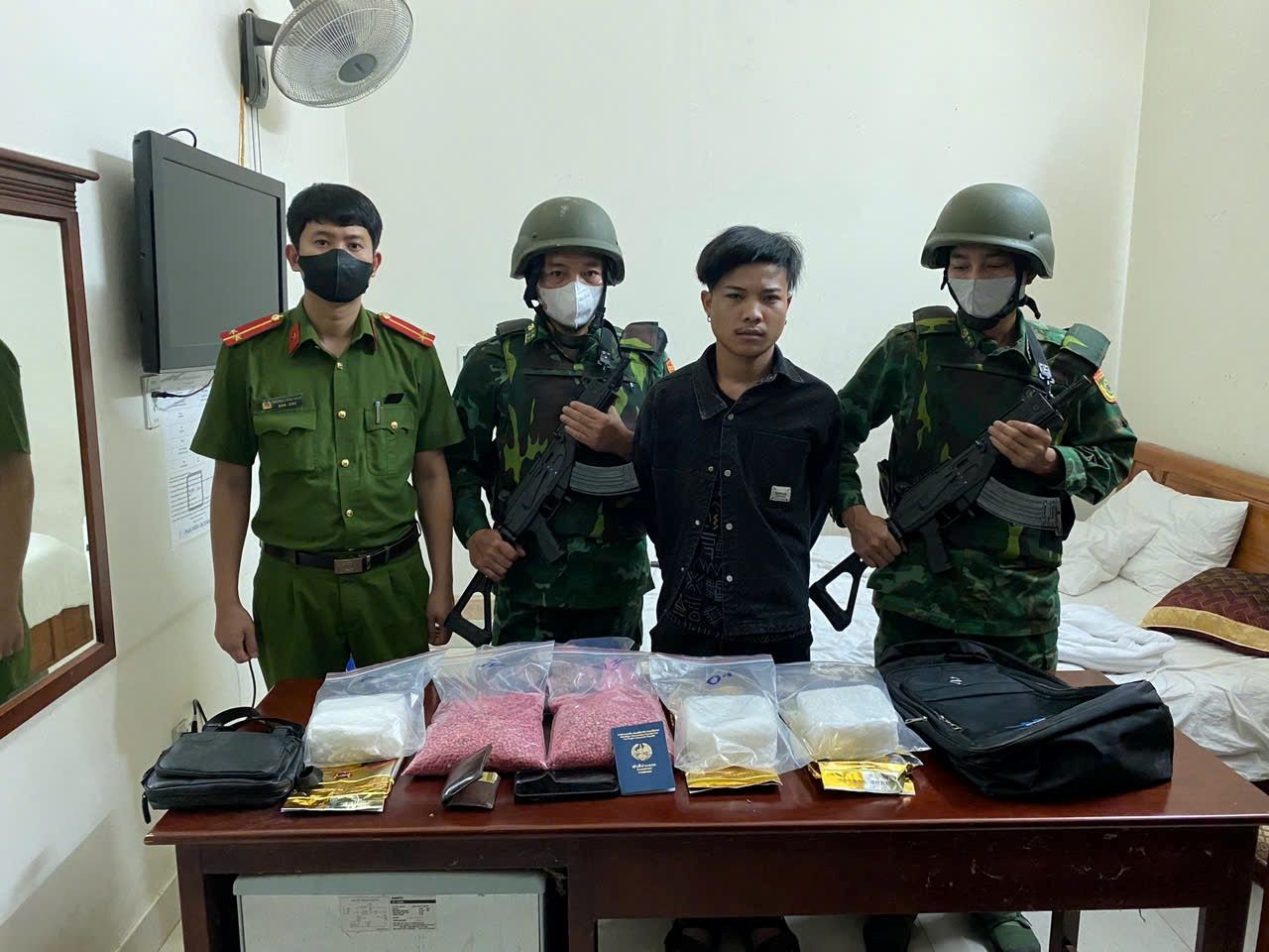 Khởi tố vụ án tàng trữ trái phép 40.000 viên và 3 kg ma túy tổng hợp