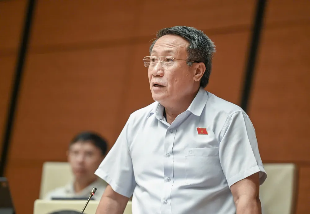 ผู้แทน Ha Sy Dong (Quang Tri) แสดงความเห็นว่าเงื่อนไขสำหรับบริษัทที่จะออกพันธบัตรเอกชนเป็นประเด็นที่ถกเถียงกัน ภาพโดย: VIET CHUNG