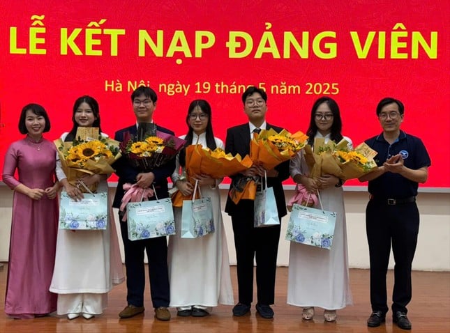 Năm học sinh ưu tú được kết nạp Đảng ảnh 1