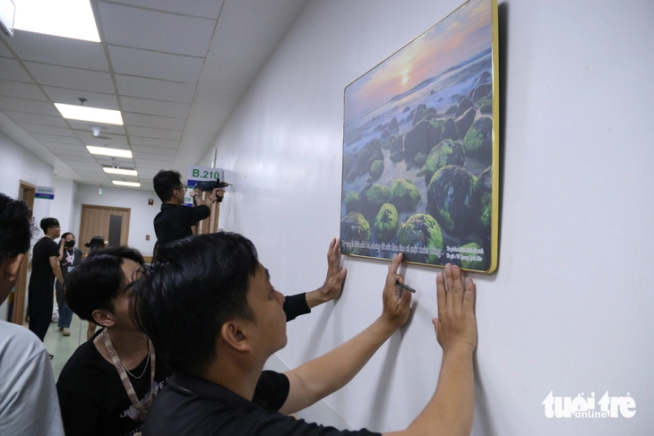 'Thắp' nụ cười cho người bệnh ung thư tại TP.HCM qua tranh ảnh - Ảnh 2.