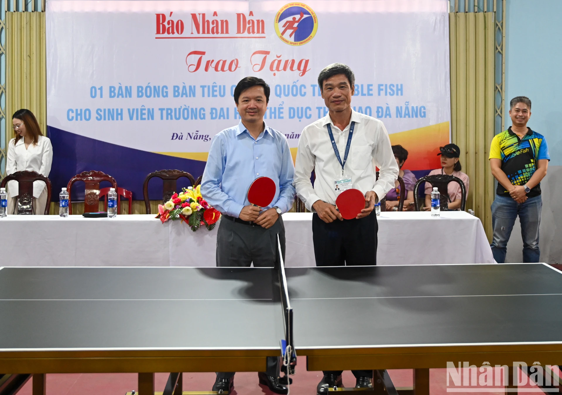 [Photo] Le comité d'organisation du tournoi national de tennis de table du journal Nhan Dan a offert des tables de tennis de table et des livres aux universités de Da Nang photo 7