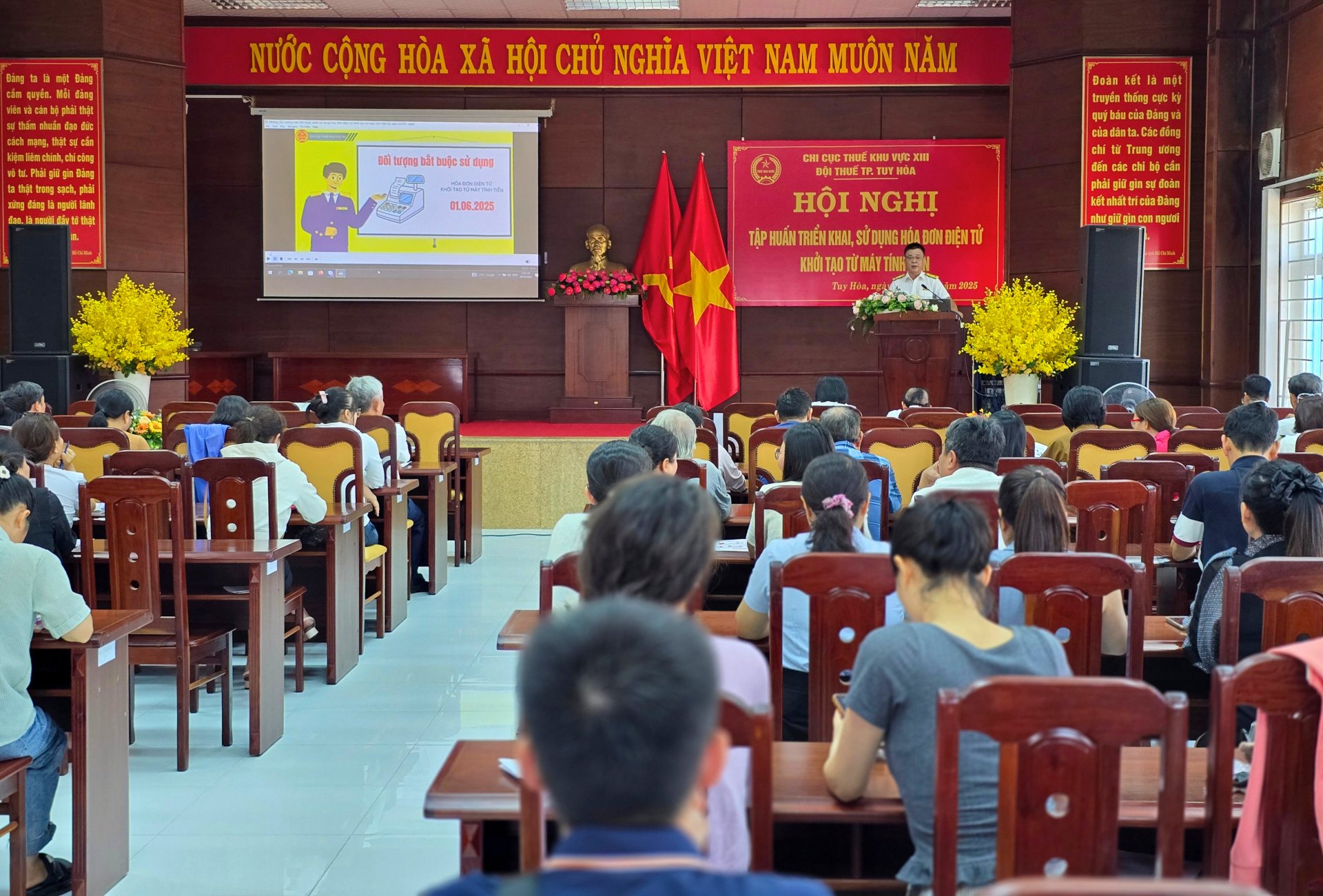   El subdirector del equipo de impuestos de la ciudad de Tuy Hoa, Nguyen Van Y, habló en la conferencia. Foto: VIET AN  