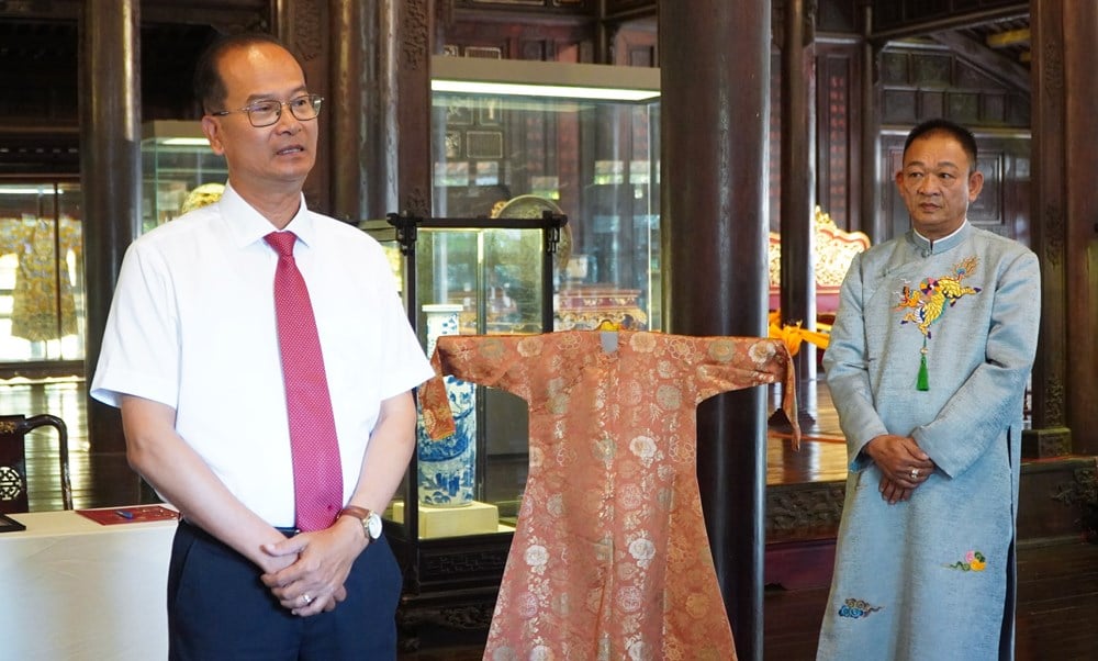  Huế tiếp nhận 2 chiếc áo của Hoàng thái hậu cuối cùng triều Nguyễn - ảnh 2