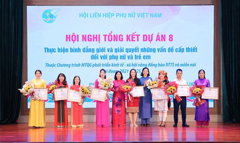Photo 1: Chairwoman of the Women's Union of Truong Son commune Nguyen Thi My Duyen (6th from left) is one of 10 individuals honored and rewarded.