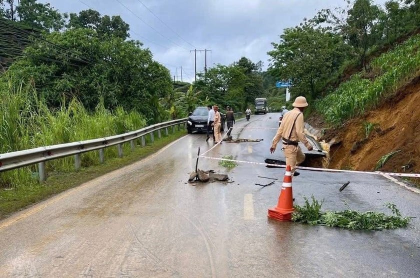 Lực lượng CSGT tiến hành phân luồng đảm bảo ATGT đoạn đường bị sụt lún.