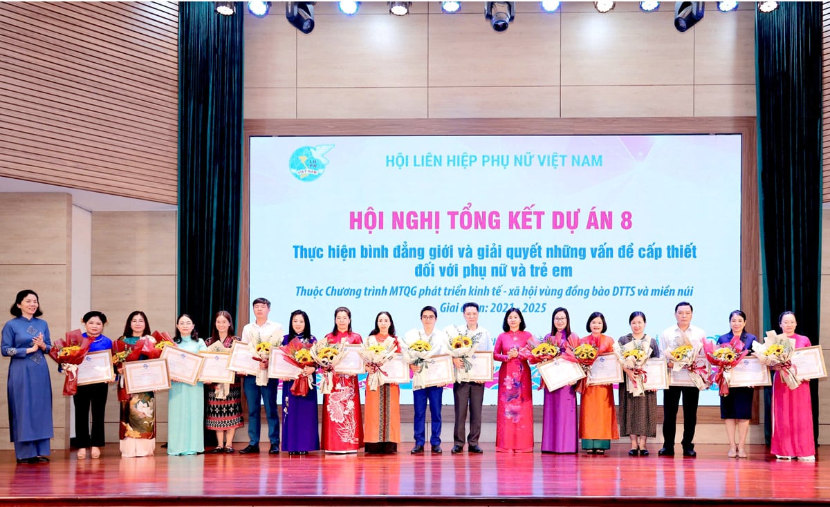 Hội LHPN tỉnh và UBND huyện Hoàng Su Phì cùng các tập thể tiêu biểu nhận Bằng khen của Trung ương Hội LHPN Việt Nam (Ảnh: CTV)