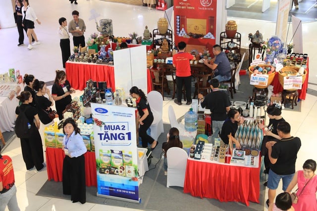 Bà Phan Thị Thắng tham quan gian hàng tại Chương trình 