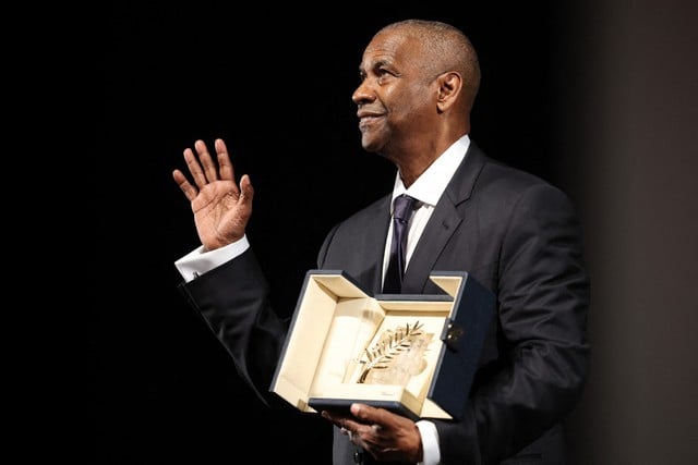 Denzel Washington phản ứng với nhiếp ảnh gia trước khi nhận Cành cọ vàng danh dự- Ảnh 2.
