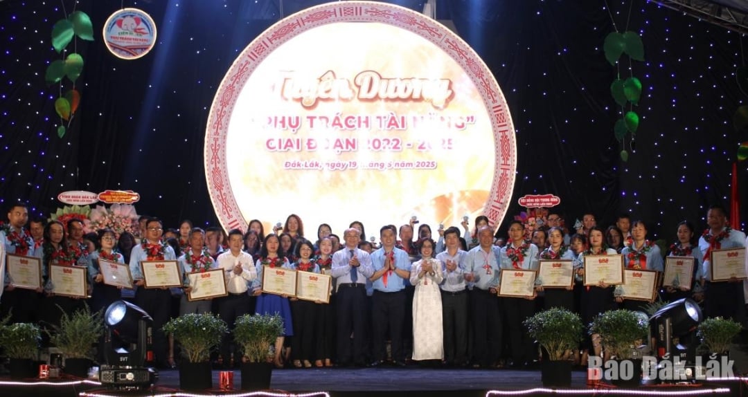 មន្ត្រីកុមារឆ្នើមត្រូវបានផ្តល់កិត្តិយសក្នុងពិធីបុណ្យ។