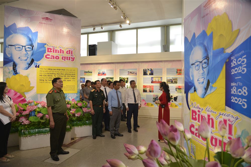 Bảo tàng Hồ Chí Minh khai mạc Triển lãm “Những tấm gương bình dị mà cao quý” năm thứ 13
