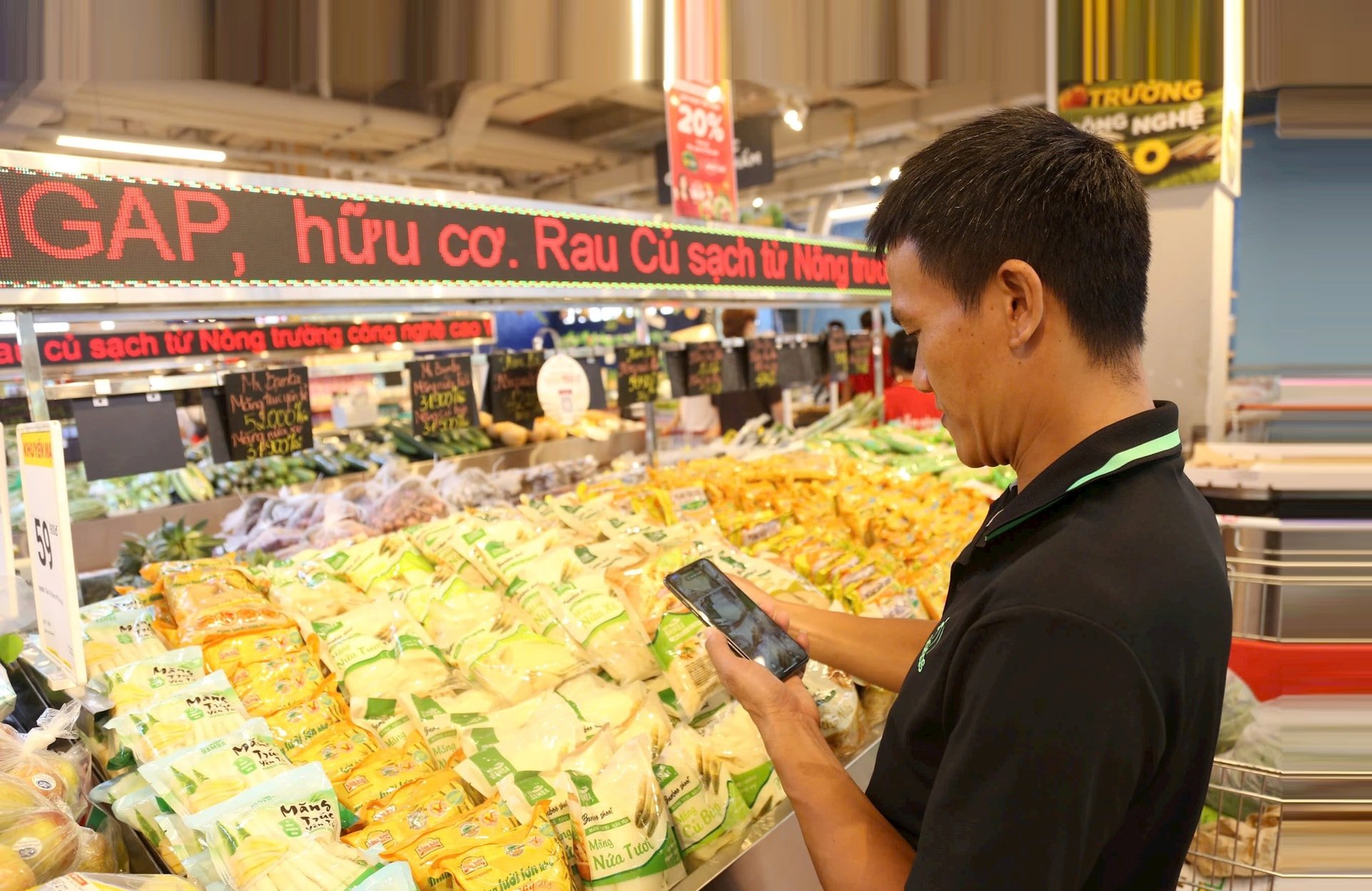 nguoi-tieu-dung-quet-ma-truy-xuat-nguon-goc-hang-hoa-tai-sieu-thi-winmart-quan-cau-giay-.-anh-do-tam.jpg
