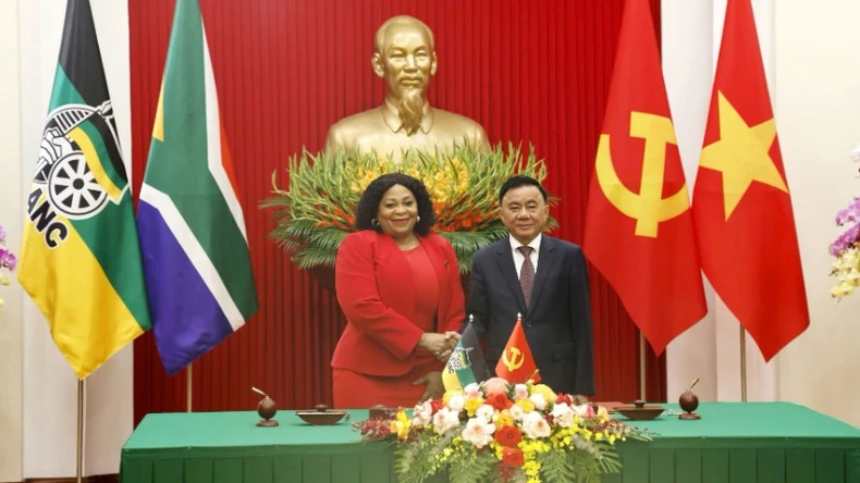 Le membre permanent du Secrétariat, Tran Cam Tu, s'entretient avec le premier secrétaire général adjoint du Congrès national africain (ANC) photo 1