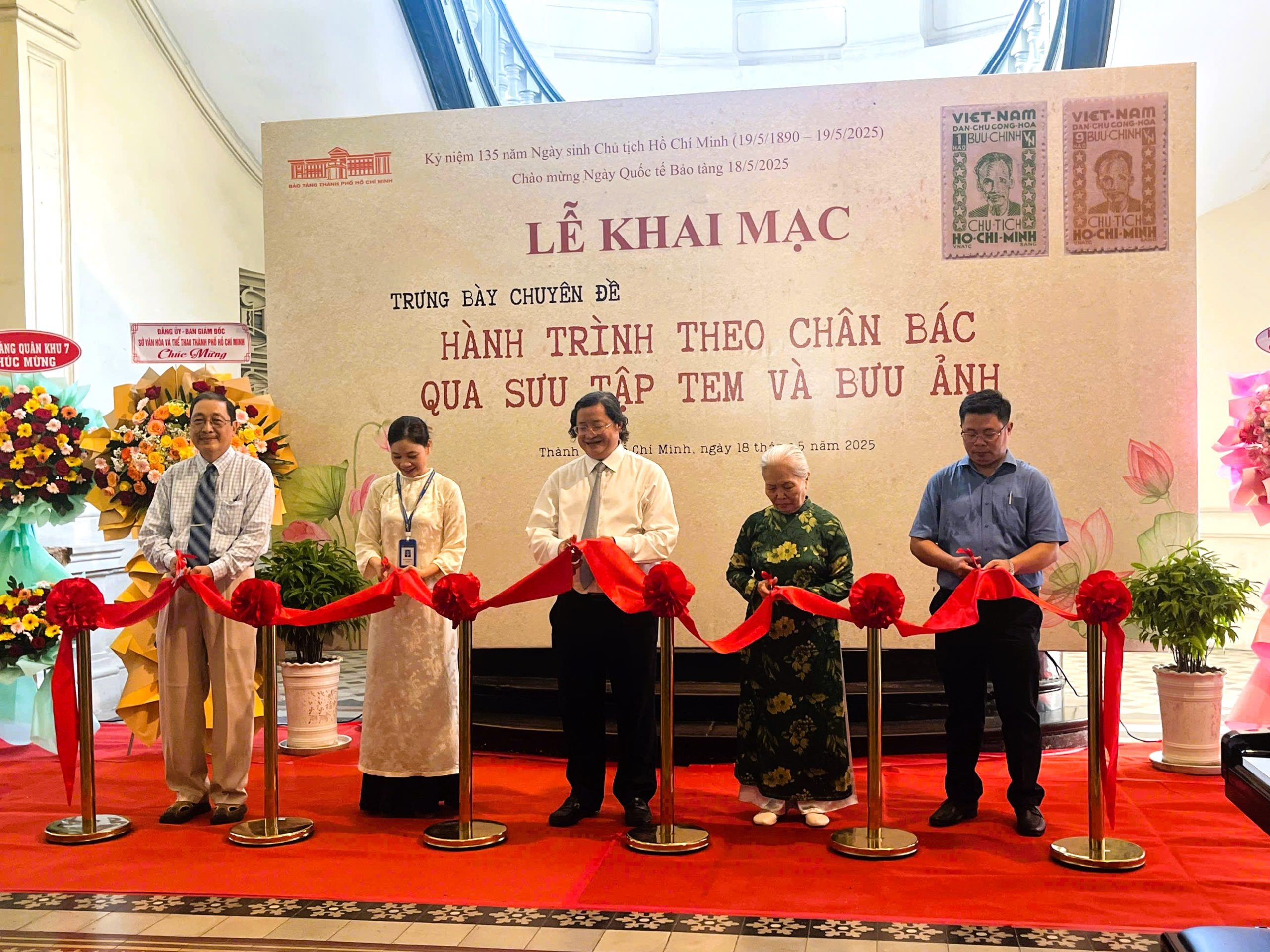 Trưng bày “Hành trình theo chân Bác qua sưu tập tem và bưu ảnh” tại Bảo tàng Thành phố Hồ Chí Minh.