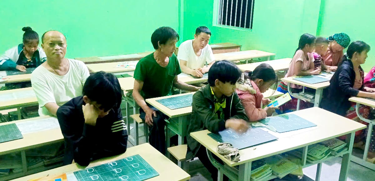 A literacy class in Thuong Phung commune (Meo Vac). (Photo: Contributor)