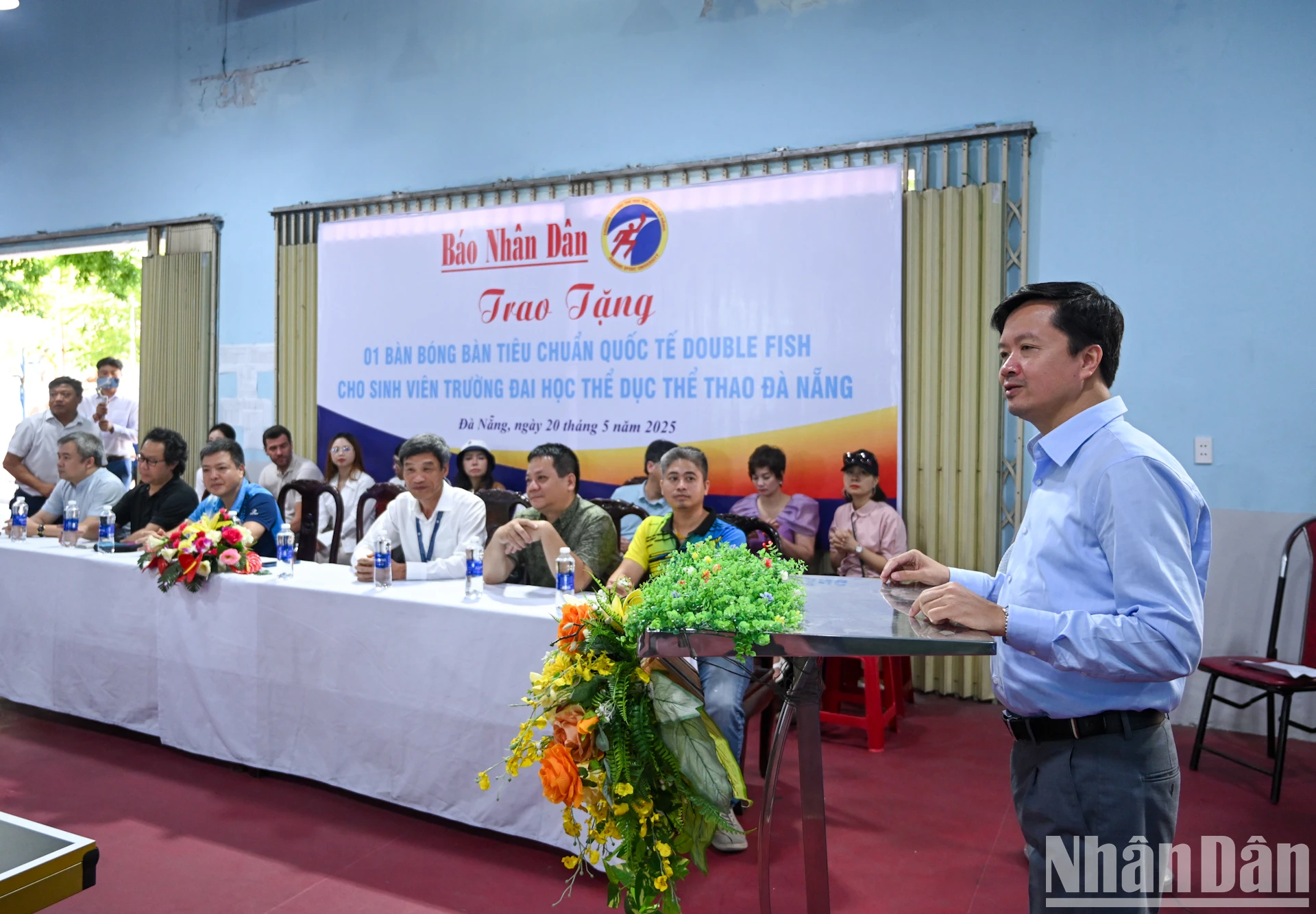 [Photo] Le comité d'organisation du tournoi national de tennis de table du journal Nhan Dan a offert des tables de tennis de table et des livres aux universités de Da Nang photo 3