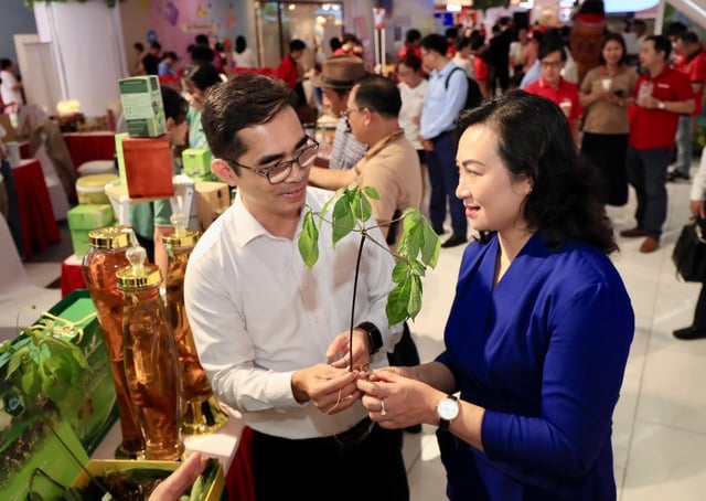 Bà Phan Thị Thắng tham quan gian hàng tại Chương trình 