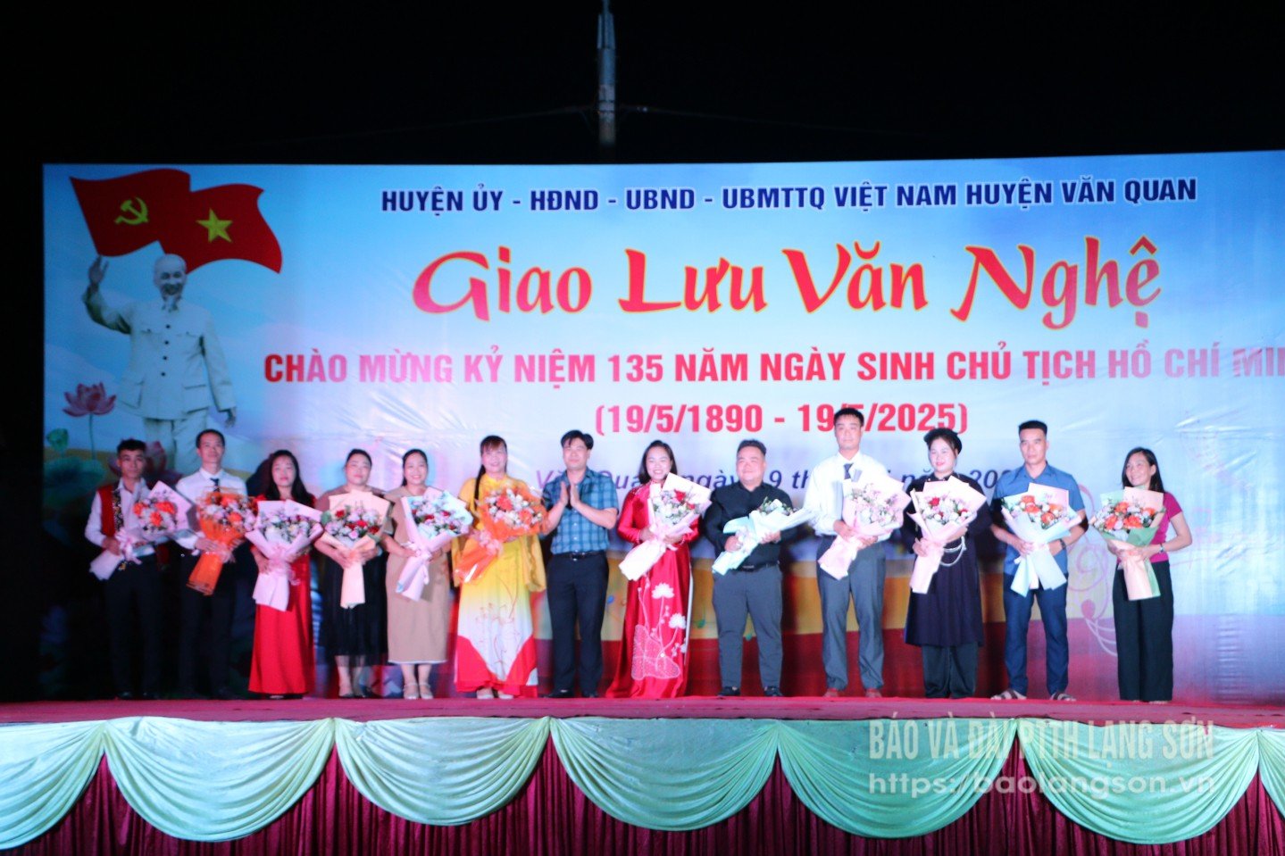 Lãnh đạo Huyện ủy Văn Quan tặng hoa cho các đoàn tham gia chương trình giao lưu