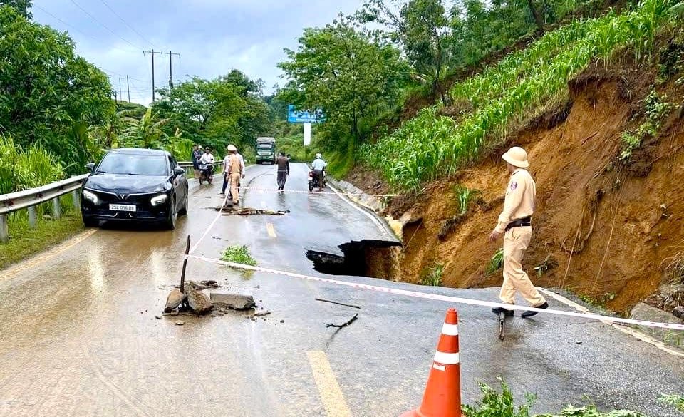 Lực lượng Cảnh sát giao thông Công an tỉnh nhanh chóng có mặt nắm tình hình và thực hiện phân luồng để đảm bảo an toàn cho người tham gia giao thông. 