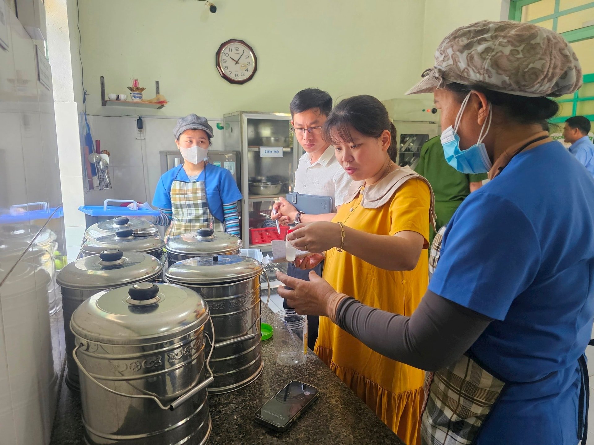 ផ្ទះបាយរបស់សាលាត្រូវបានត្រួតពិនិត្យជាប្រចាំ។ រូបថត៖ ឡឺ ធូ