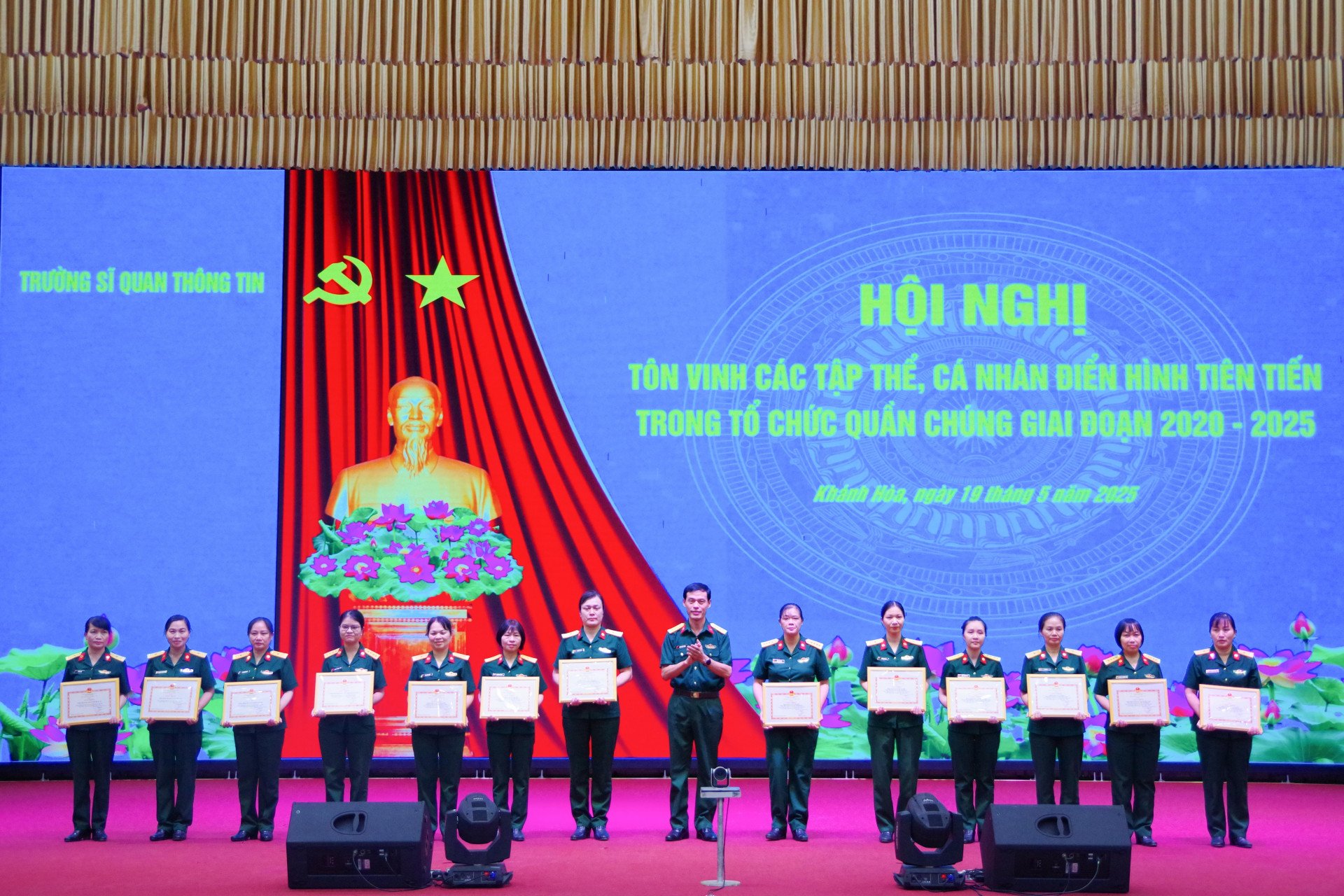 Đại tá Nguyễn Đức Thuận trao thưởng cho các tập thể, cá nhân điển hình tiên tiến trong phong trào công nhân và hoạt động công đoàn.