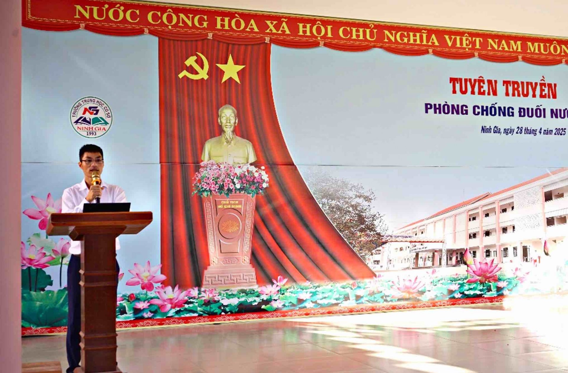 Đại diện Công ty Thuỷ điện Đại Ninh tuyên truyền cho Giáo viên và các em học sinh Trường cấp THCS Ninh Gia