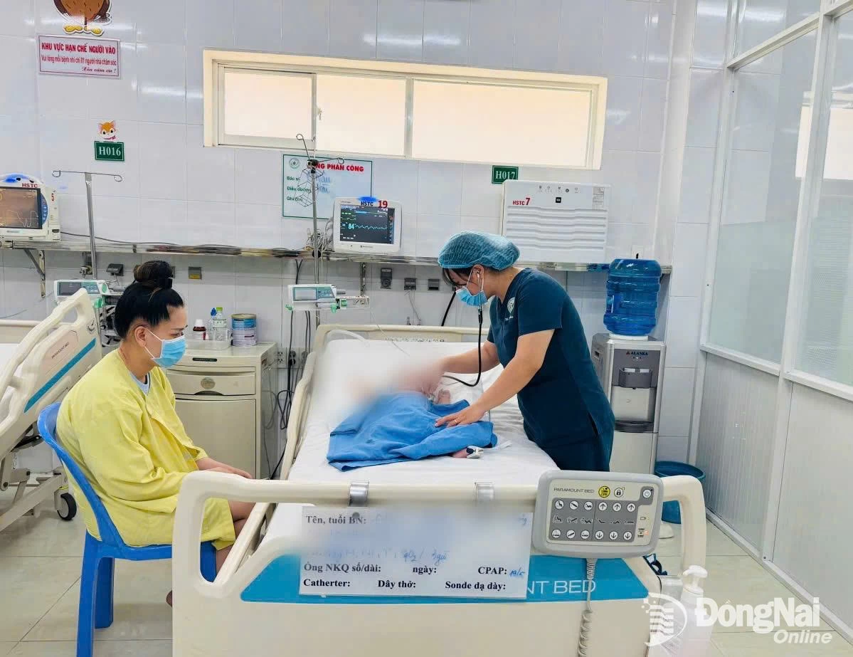 Bác sĩ khám sức khoẻ cho bệnh nhi Covid-19 sáng 20-5. Ảnh: CTV