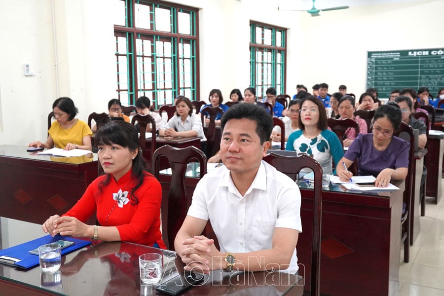 វិទ្យាល័យ Le Hoan ទទួលសិស្សថ្នាក់ទី 12 ចំនួន 3 នាក់ឱ្យចូលរួមក្នុងពិធីជប់លៀង