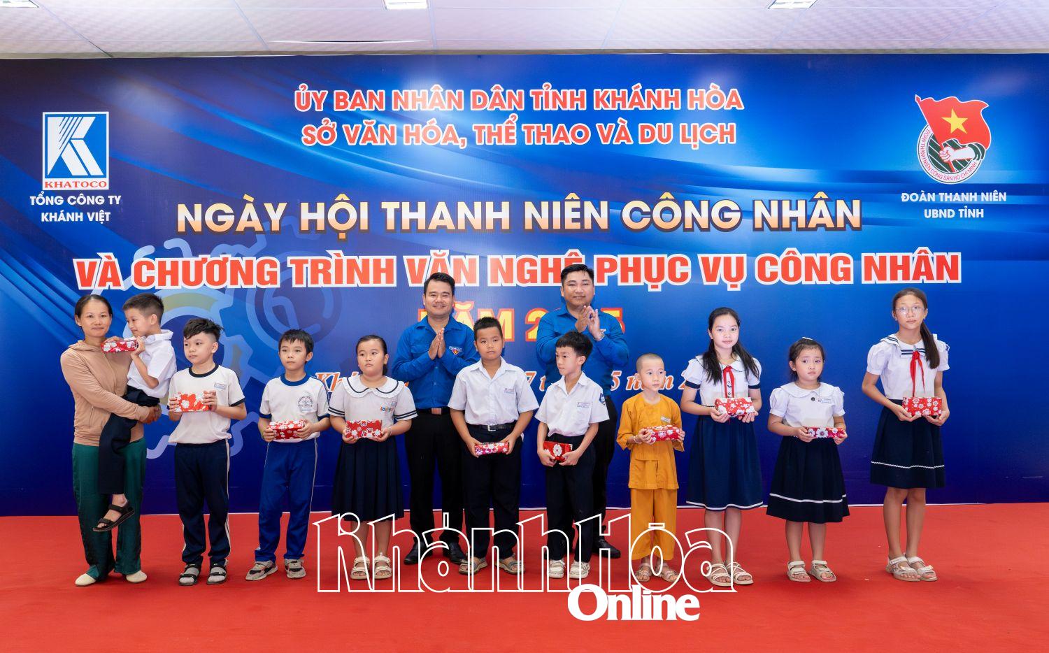 តំណាង​អង្គភាព​ផ្តល់​អាហារូបករណ៍​ដល់​សិស្សានុសិស្ស​ដែល​ជំនះ​ការលំបាក​ក្នុង​ការ​សិក្សា​បានល្អ។