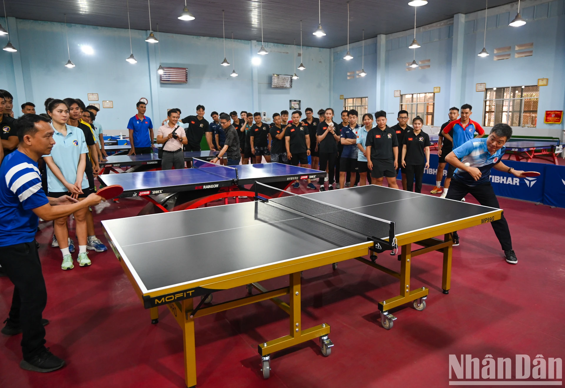 [Photo] Le comité d'organisation du tournoi national de tennis de table du journal Nhan Dan a offert des tables de tennis de table et des livres aux universités de Da Nang photo 9