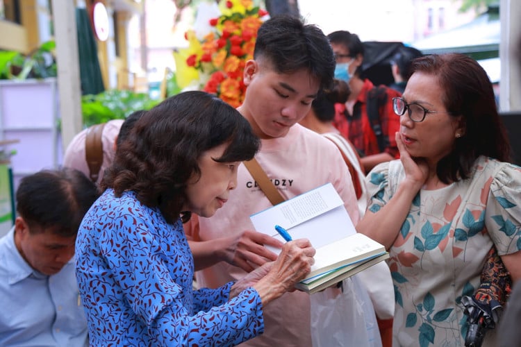 pgsts-tran-thi-ngoc-lan-2-g.jpg