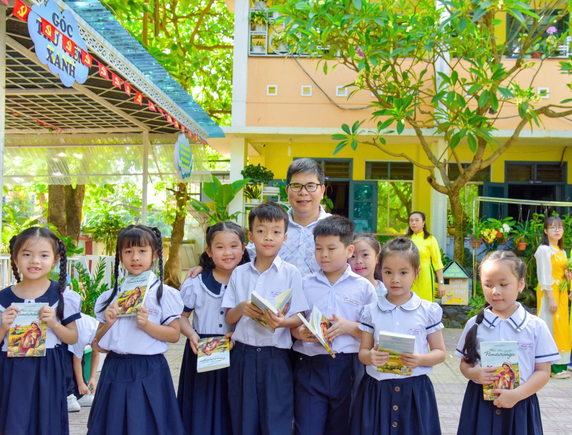 Tác giả nhà văn Lê Đức Dương giao lưu với các em học sinh trường TH Phước Tiến- Nha Trang ngày ra sách 19 tháng 5 năm 2025