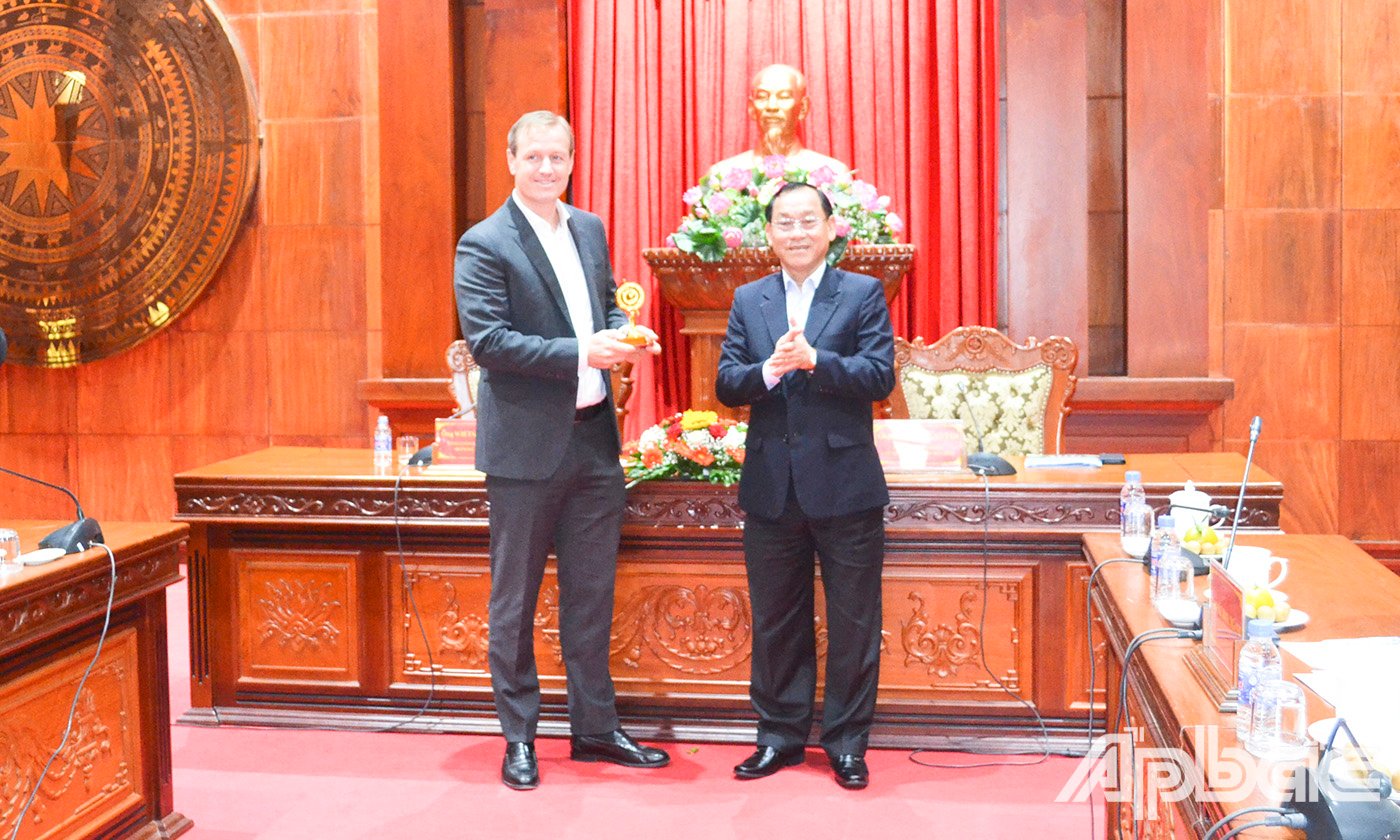 សមមិត្ត Nguyen Van Vinh ប្រធានគណៈកម្មាធិការប្រជាជនខេត្ត ប្រគល់វត្ថុអនុស្សាវរីយ៍ជូនលោក Wietse Mutters - អគ្គនាយកក្រុមហ៊ុន HEINEKEN វៀតណាម។