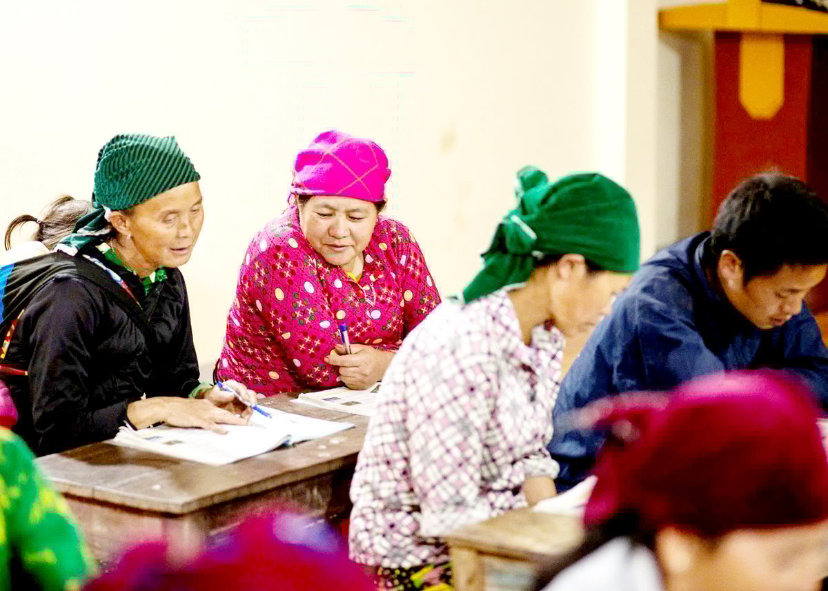 Many elderly students in Tung Vai commune (Quan Ba) attend an illiteracy eradication class. (Photo: Contributor)