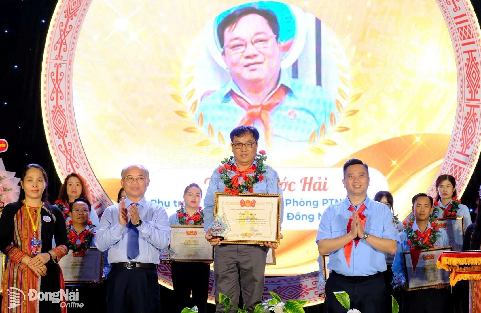 Các đại biểu trao bằng khen của Hội đồng Đội Trung ương cho đồng chí Tăng Phước Hải. Ảnh: C.T.V