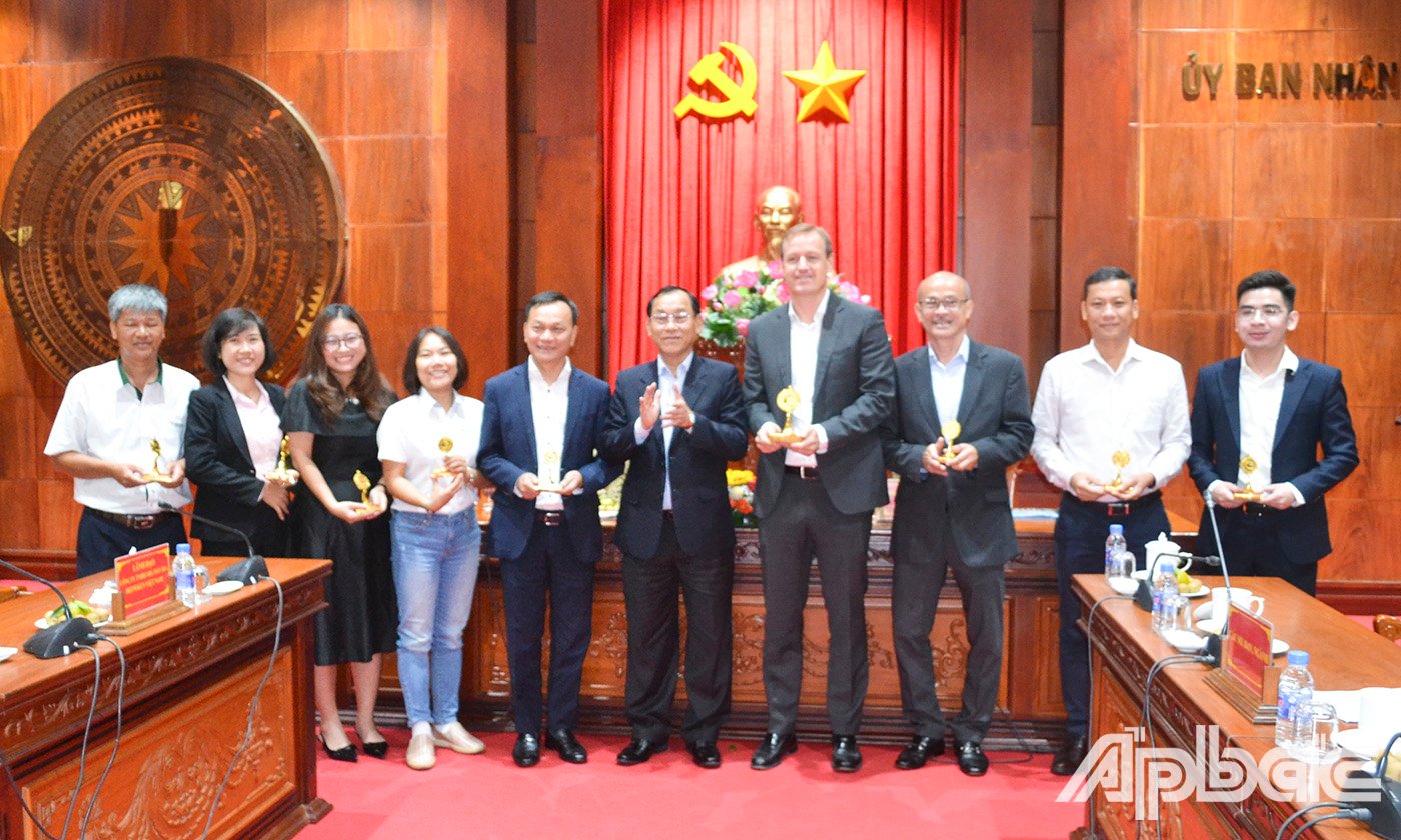 សមមិត្ត Nguyen Van Vinh ប្រធានគណៈកម្មាធិការប្រជាជនខេត្តបានប្រគល់ស្លាកសញ្ញាវត្ថុអនុស្សាវរីយ៍ដល់តំណាងក្រុមហ៊ុន HEINEKEN Vietnam Brewery Limited។