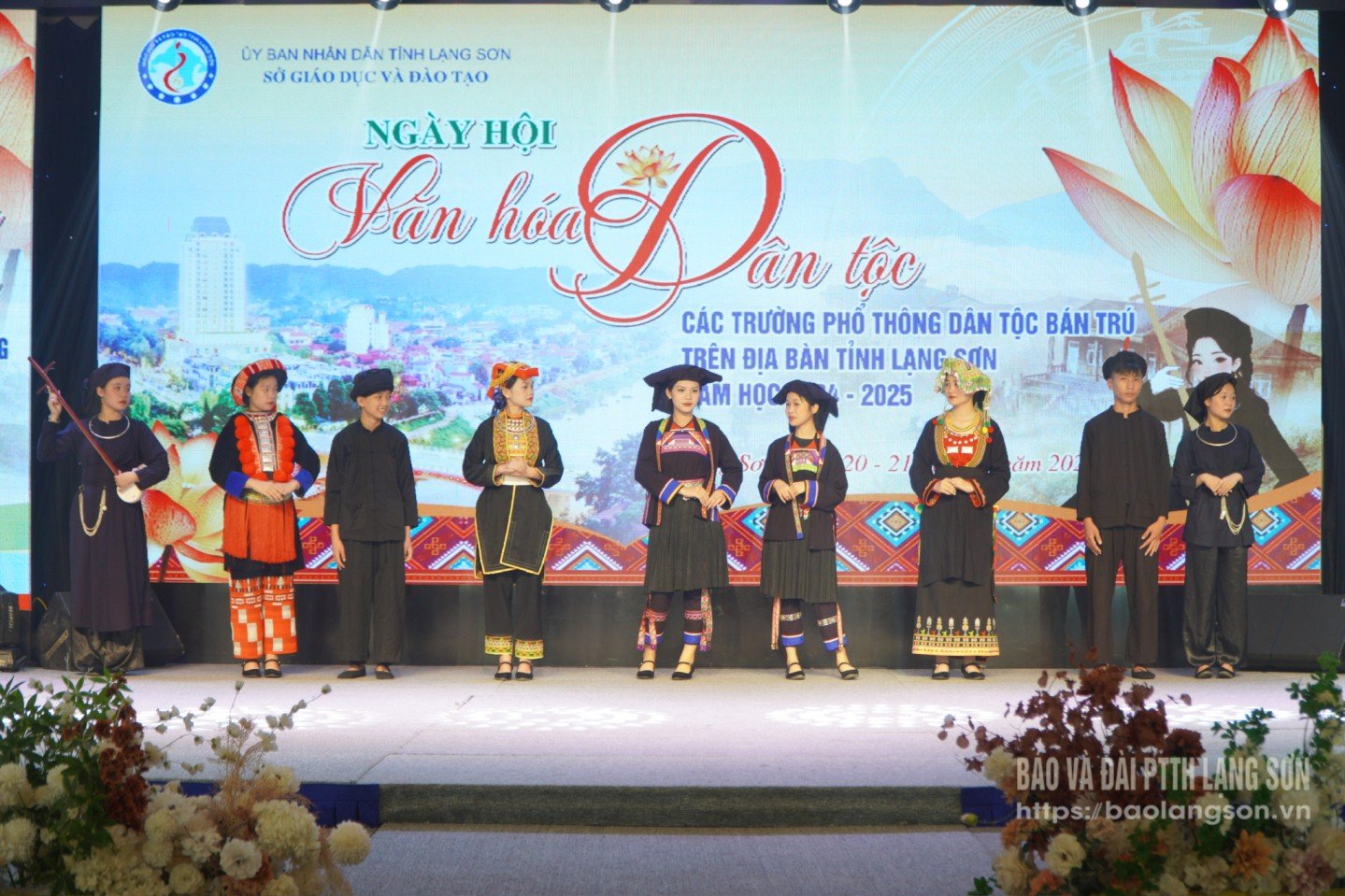  ការសម្តែងឈុតប្រពៃណីរបស់ស្រុក Trang Dinh
