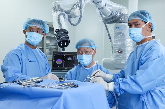 Robot AI và những ca mổ cột sống cam go cứu người bệnh thoát liệt - Ảnh 3.